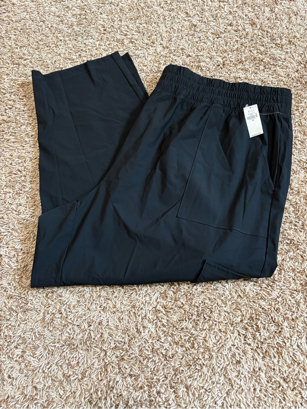Old Navy women’s High-Waisted SleekTech Cargo Ankle Pants Black size 3X NWT!!!